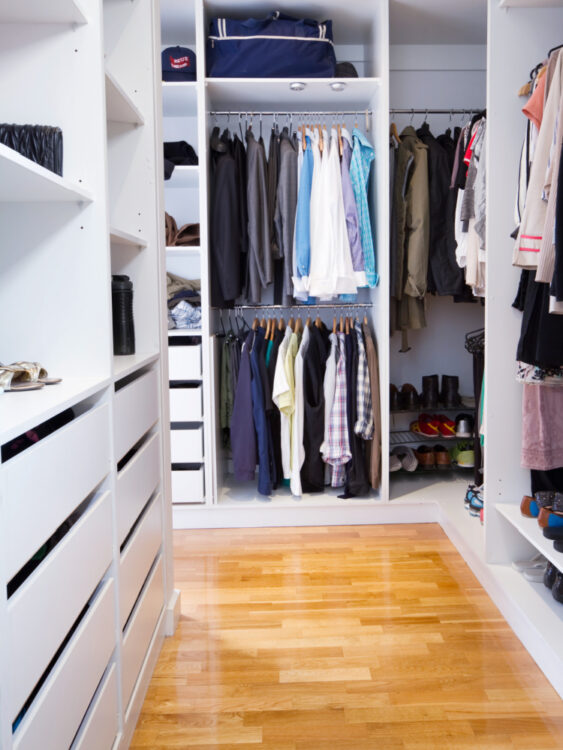 Schuhe im Kleiderschrank