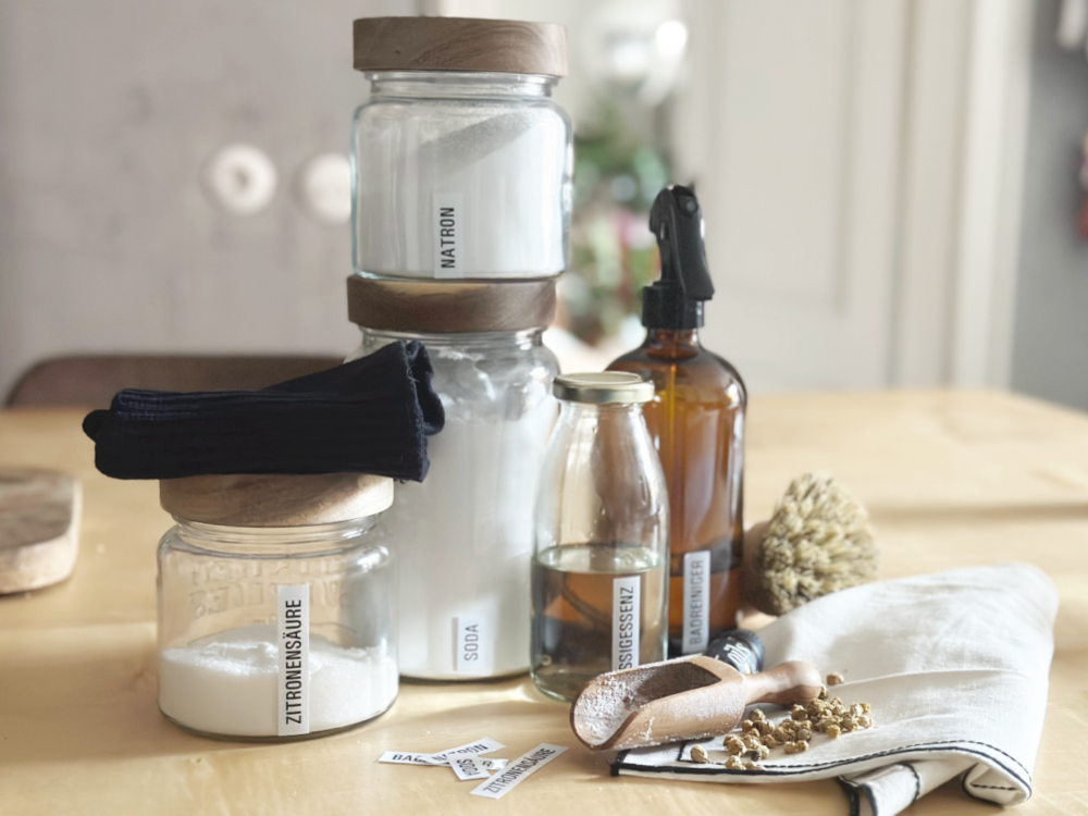 Zwei Basic-Reiniger selber machen und schön & sicher verstauen