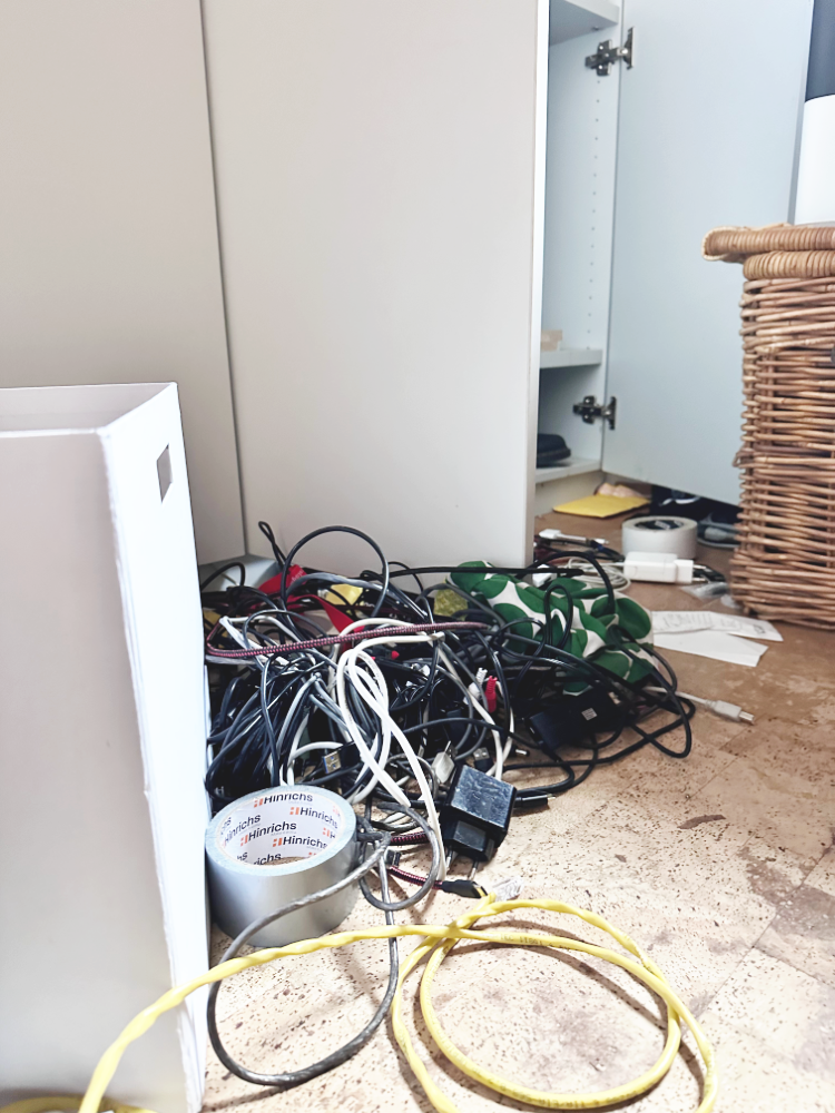 das Büro von meinem Mann ist immer unordentlich