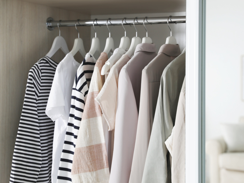 Kleiderschrank Organisation Farbsortierung