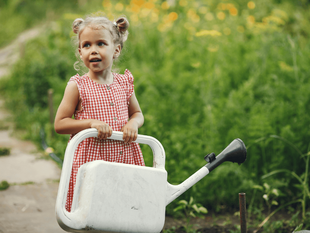 Kind Motivation helfen im Hauslhalt