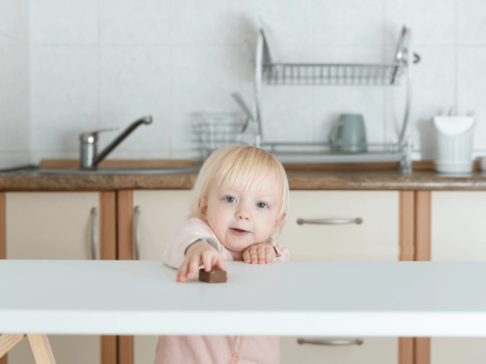 Kind Motivation helfen im Haushalt