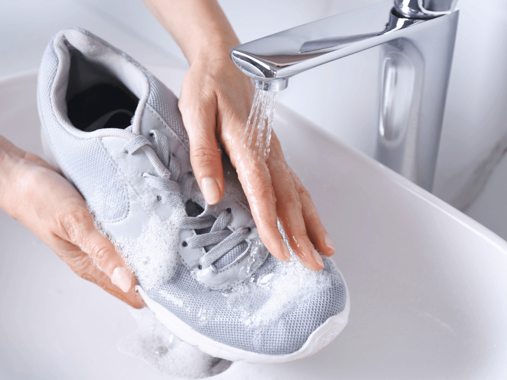 Sneaker in der Waschmaschine waschen oder per Hand