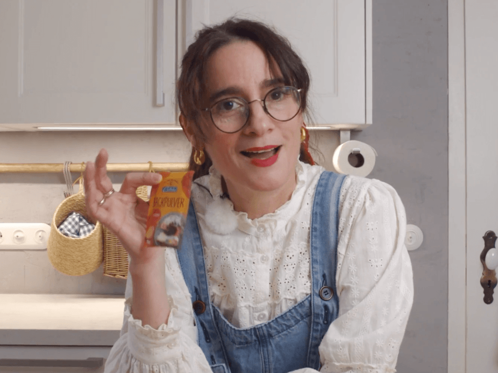 Sabine Haag hält Backpulver zum Putzen hoch