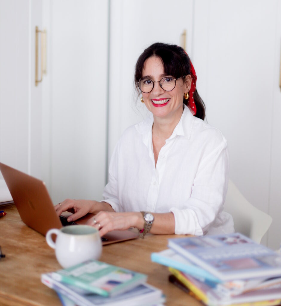 Ordnungsexpertin Sabine Haag sitzt am Schreibtisch und schreibt Ihren Ordnungs-Newsletter.