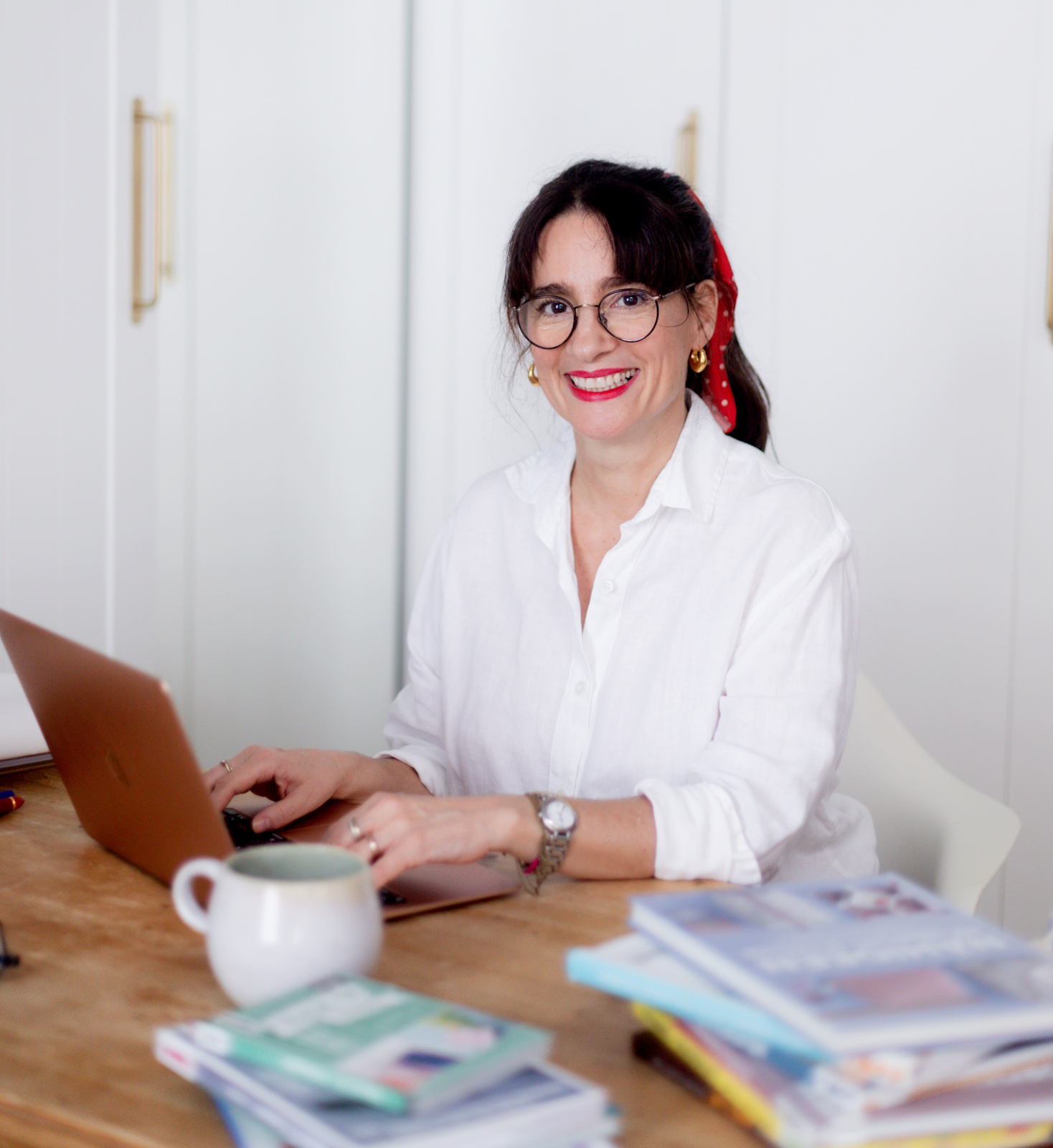 Ordnungsexpertin Sabine Haag sitzt am Schreibtisch und schreibt Ihren Ordnungs-Newsletter.